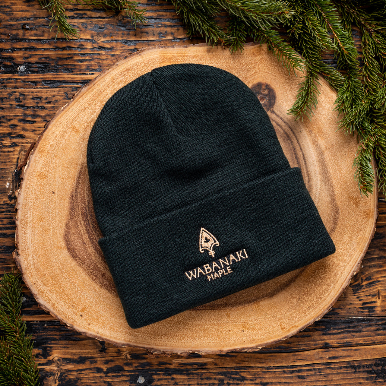 This Wabanaki Maple Toque will become a new classic, perfect to wear during a frosty morning to a chilly night. This will become your new go-to toque for any occasion.
