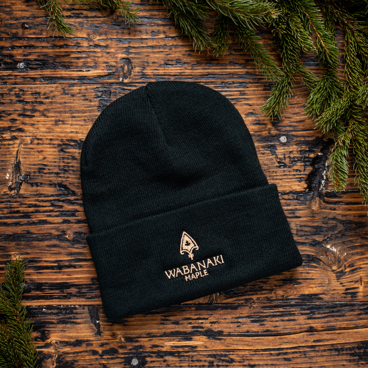 This Wabanaki Maple Toque will become a new classic, perfect to wear during a frosty morning to a chilly night. This will become your new go-to toque for any occasion.