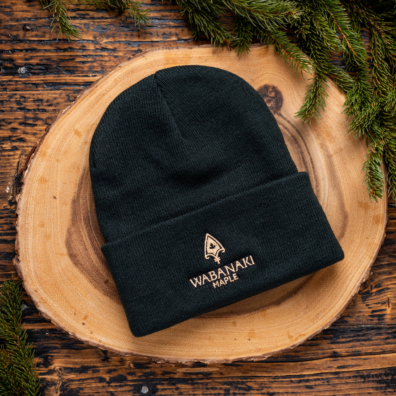 This Wabanaki Maple Toque will become a new classic, perfect to wear during a frosty morning to a chilly night. This will become your new go-to toque for any occasion. 